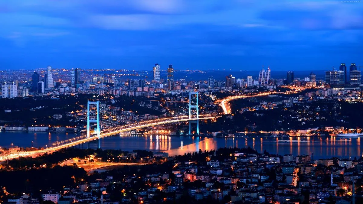 Le pont du Bosphore et les toits d'Istanbul illuminés la nuit.