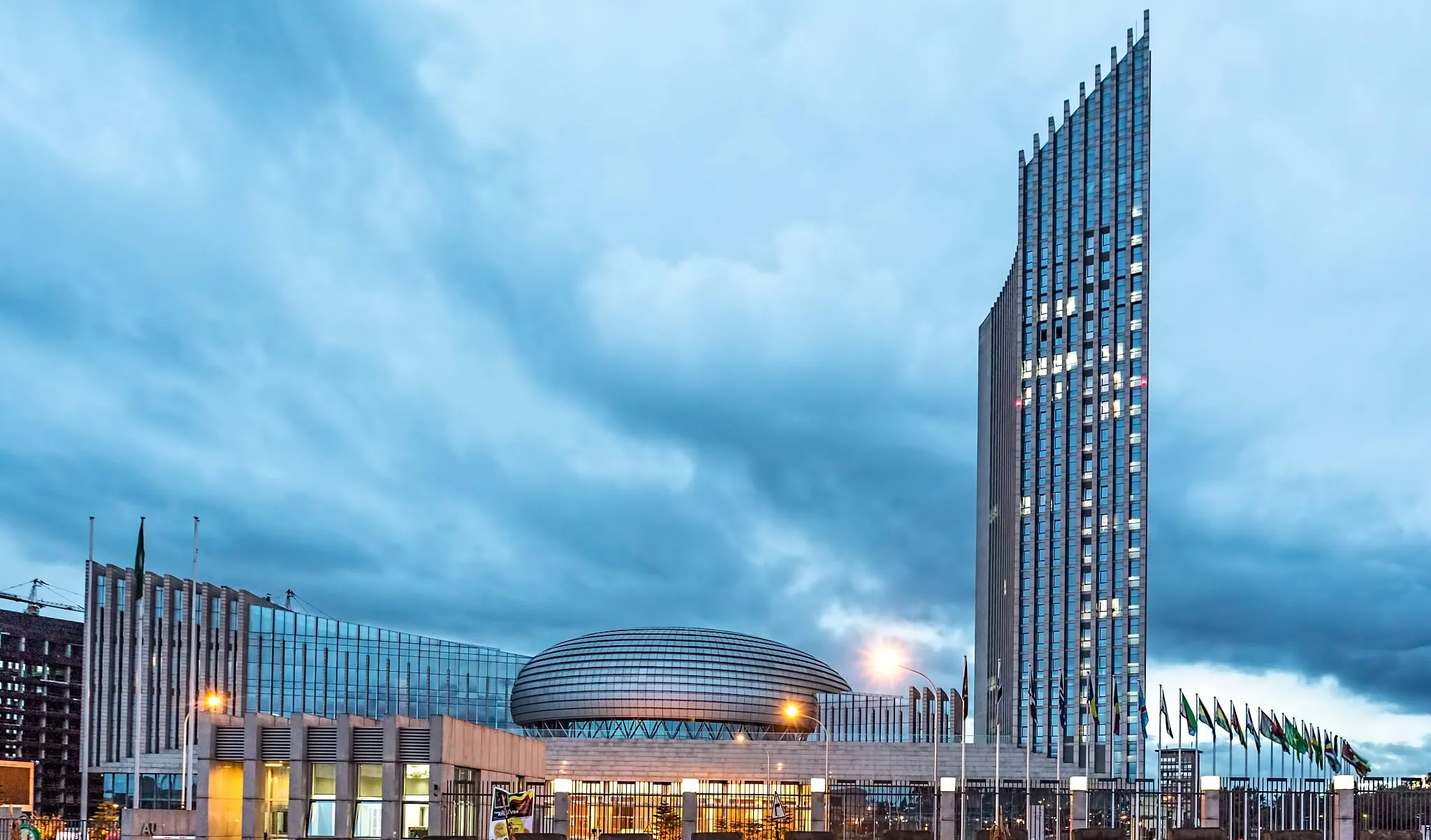 Le siège de l'Union africaine : une haute tour de bureaux vitrée à côté d'un bâtiment de conférence à coupole.