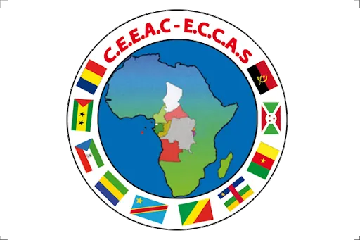 Logo de la CEEAC, la Communauté économique des États de l'Afrique centrale, entouré des drapeaux des États membres.