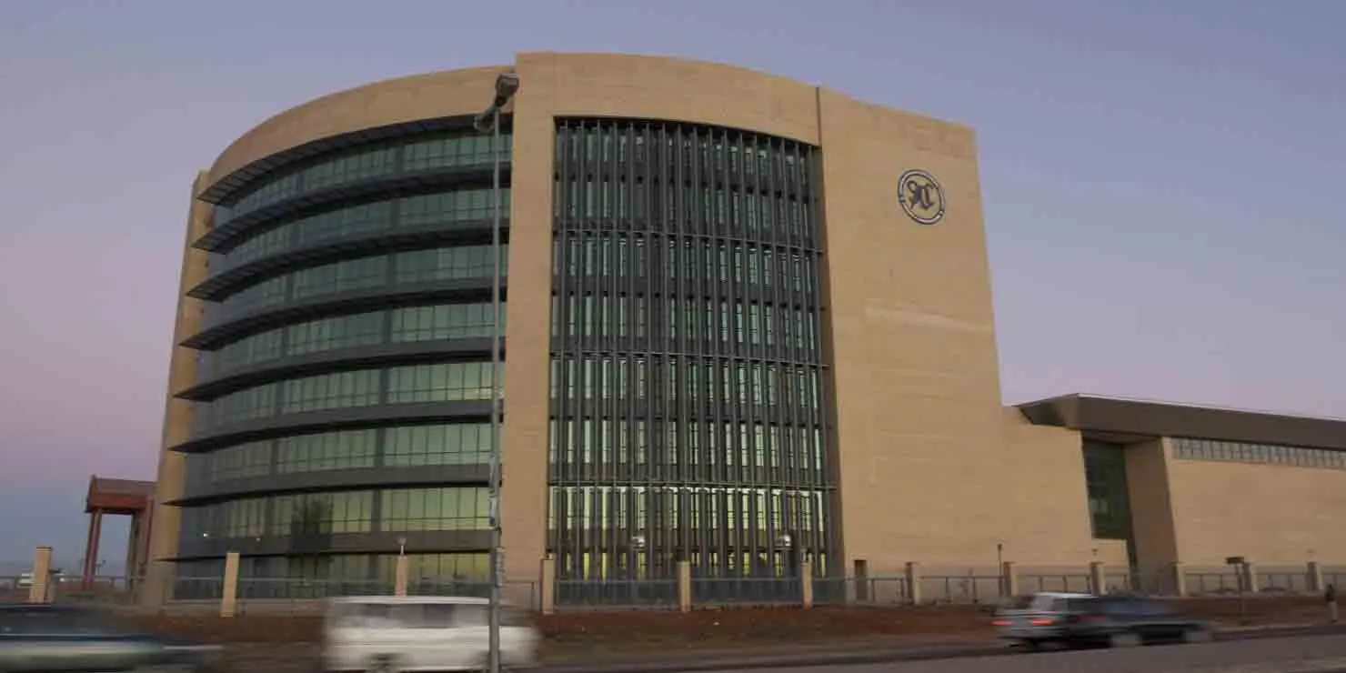 Le siège de la SADC, un immeuble de bureaux incurvé en grès et en verre.