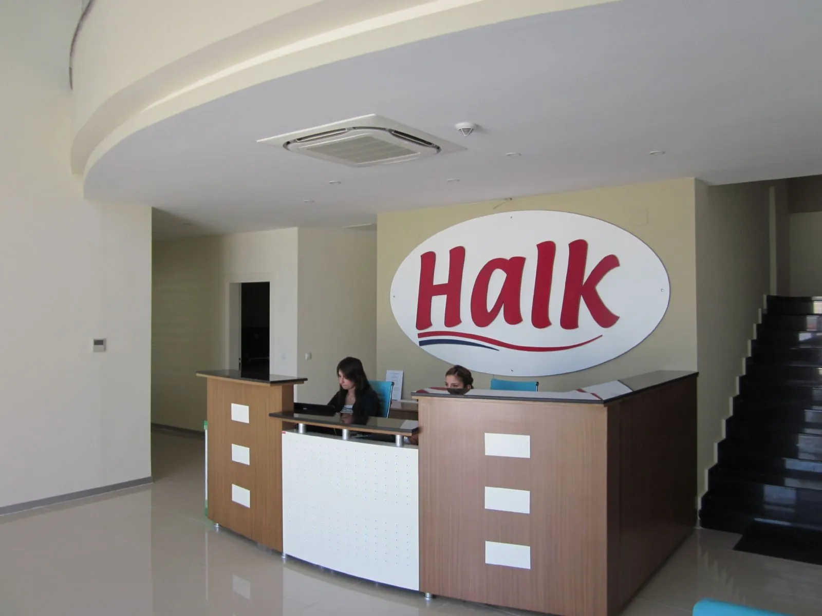 L'accueil de l'usine Halk, avec un comptoir sous le logo Halk.