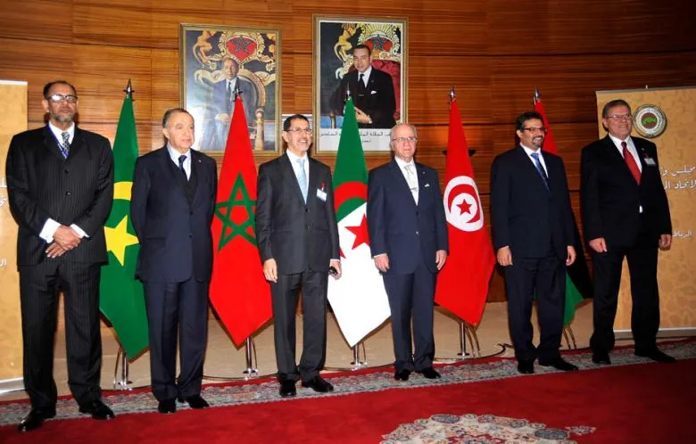 Les ministres des Affaires étrangères de l'Union du Maghreb arabe alignés devant leurs drapeaux nationaux.