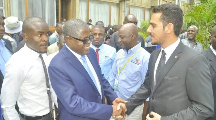 Notre Directeur Général, M. Burak Unal, avec le Ministre Zambien du Commerce, du Commerce et de l'Industrie, M. Chris B. Yaluma à Lusaka, en Zambie.